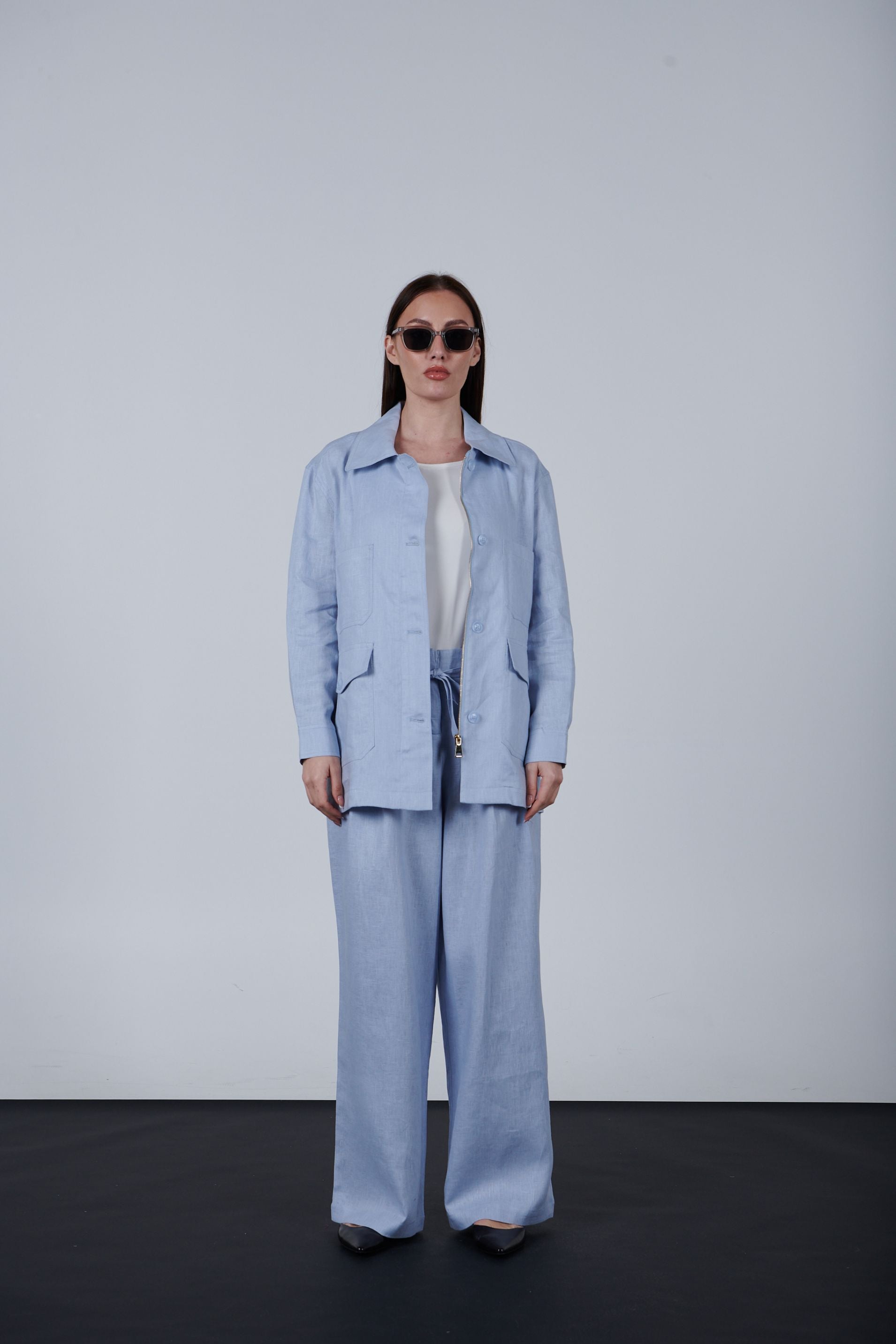 Linen pocketed jacket with a zipper