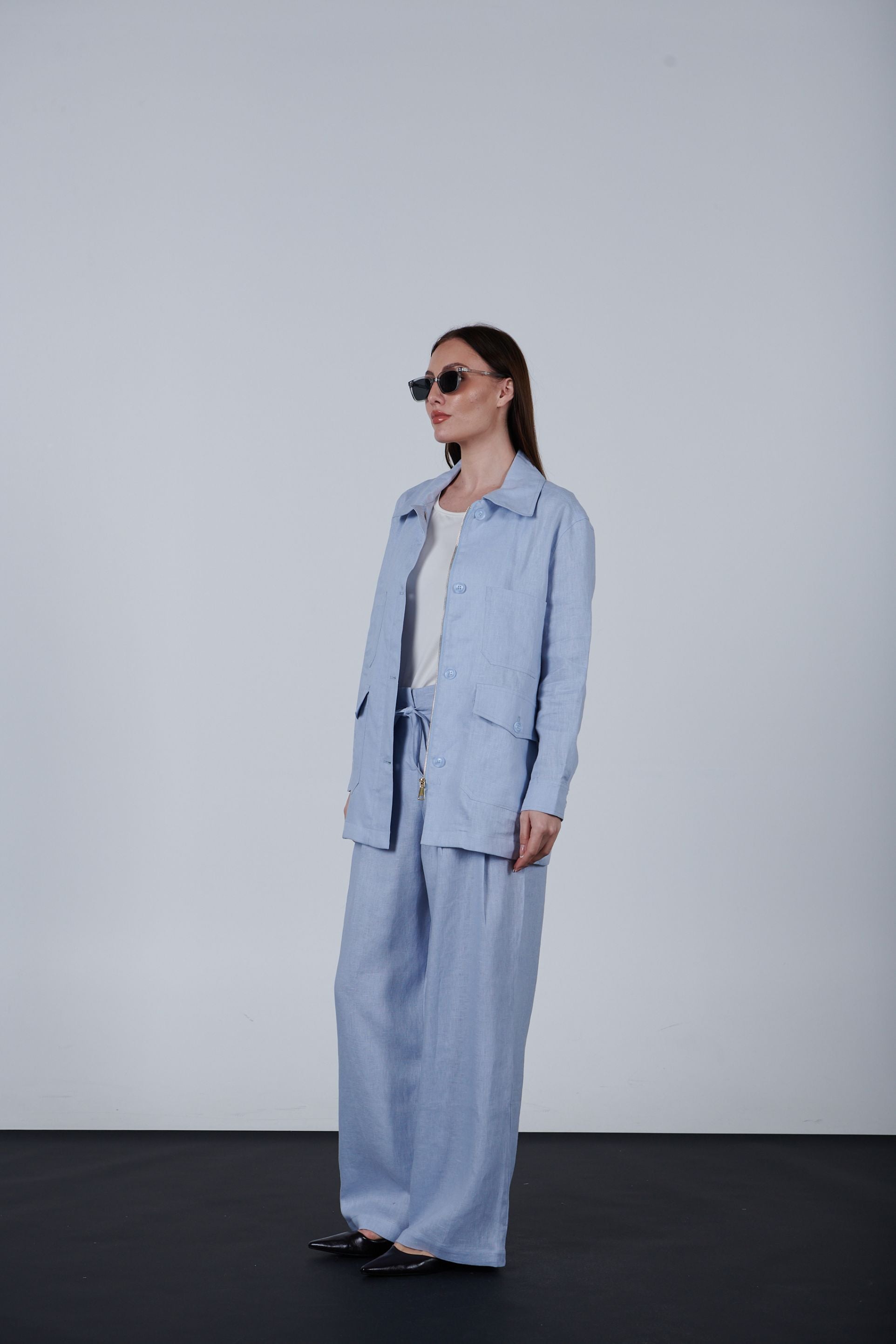 Linen pocketed jacket with a zipper