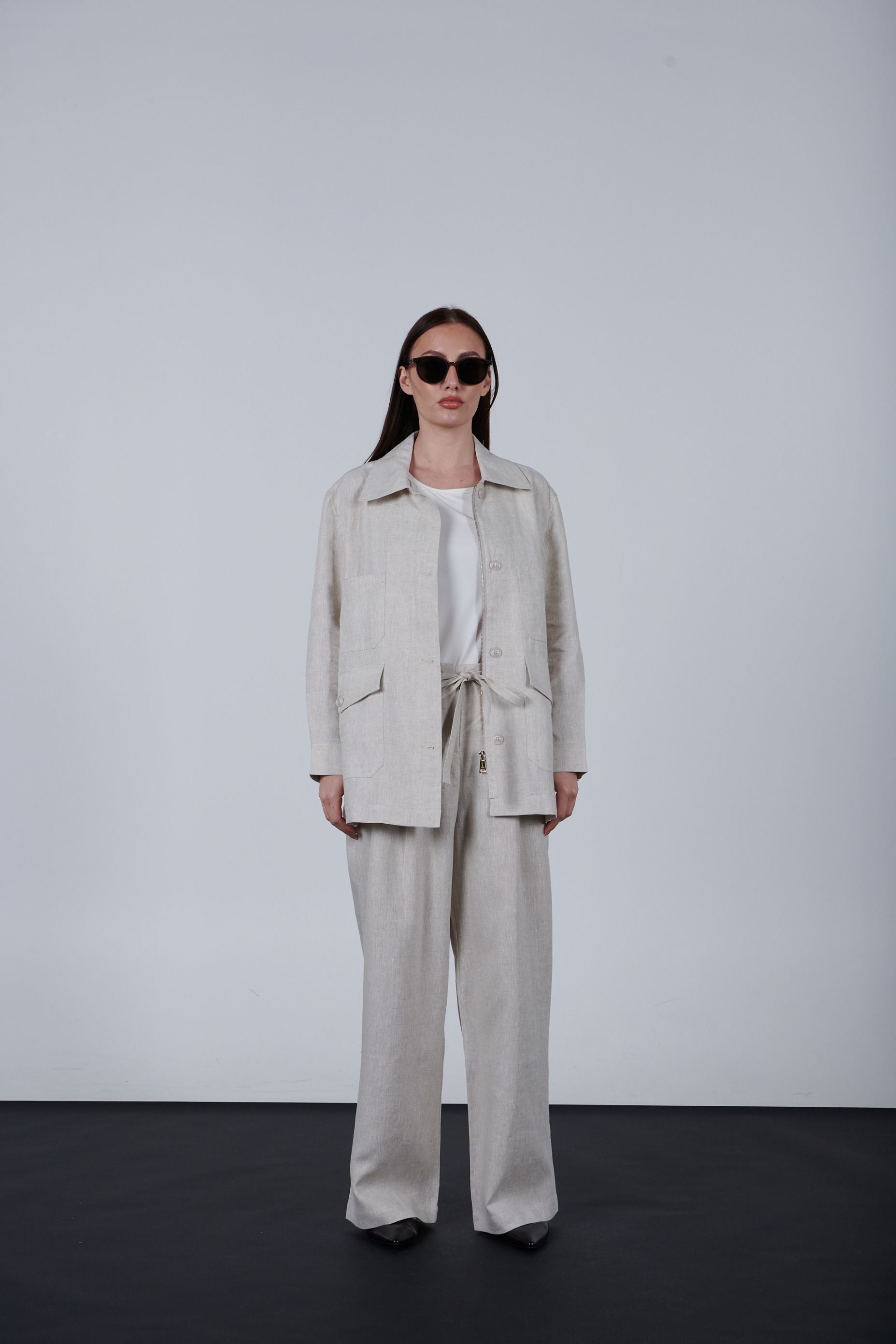 Linen pocketed jacket with a zipper