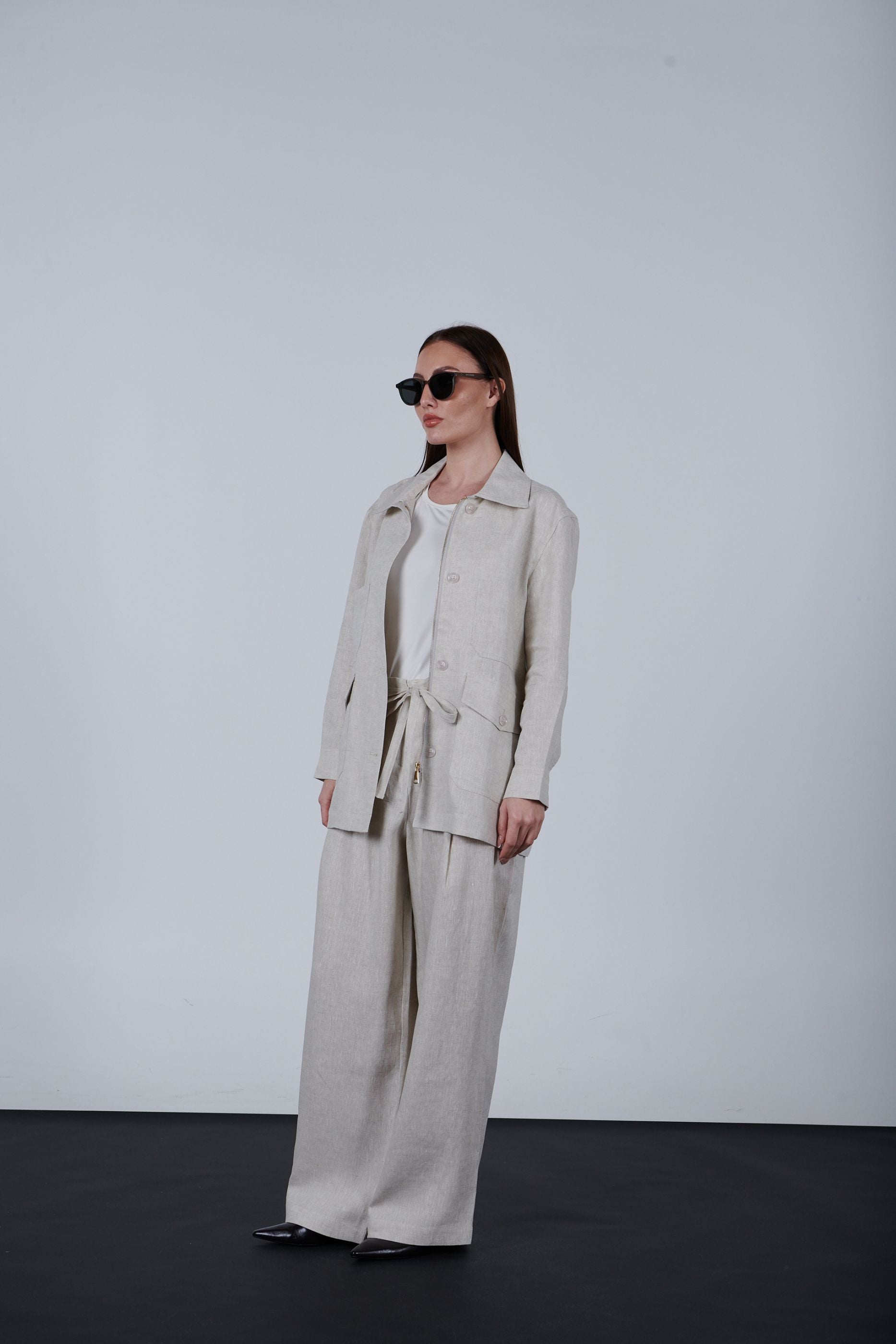 Linen pocketed jacket with a zipper