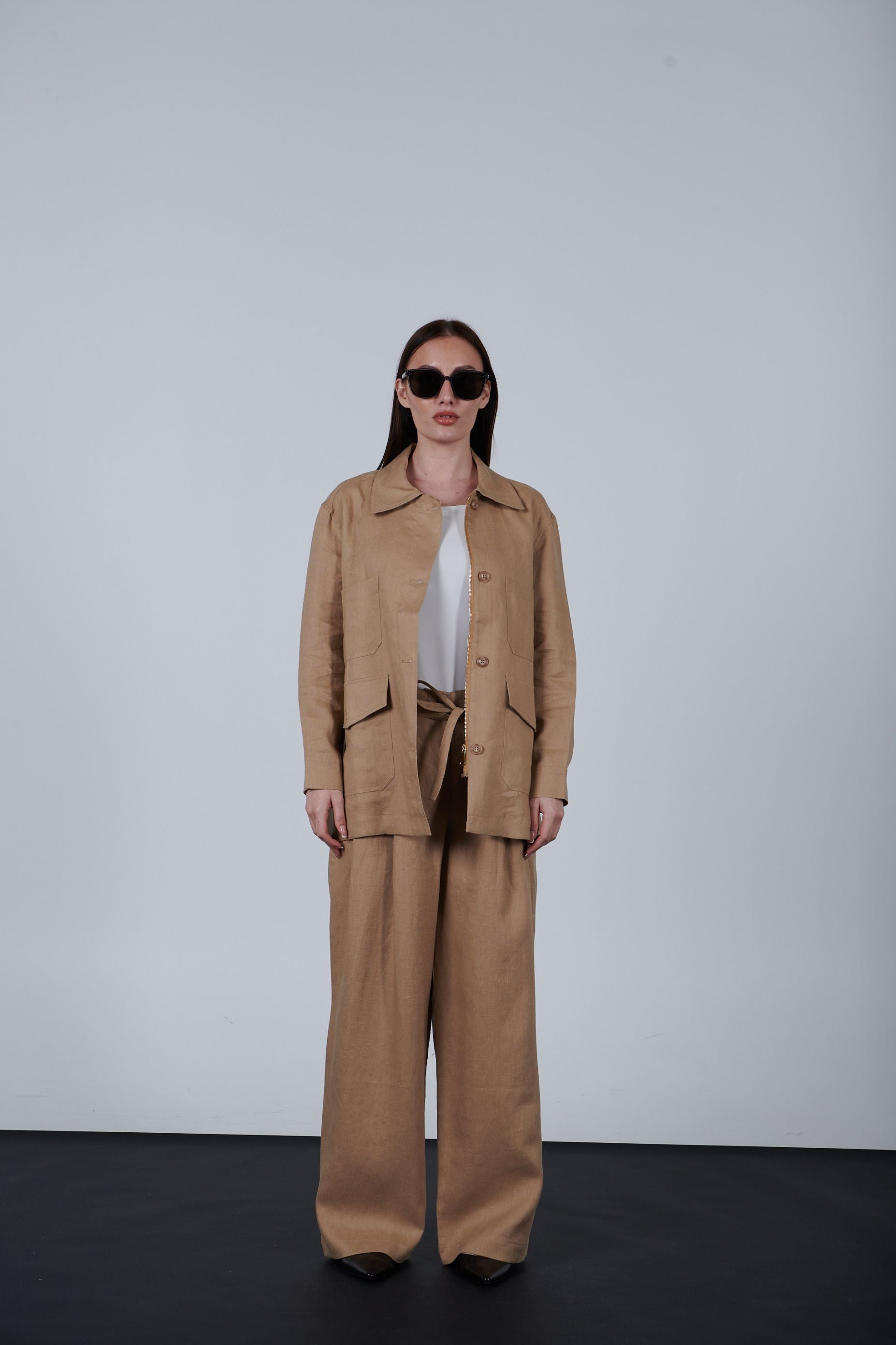 Linen pocketed jacket with a zipper