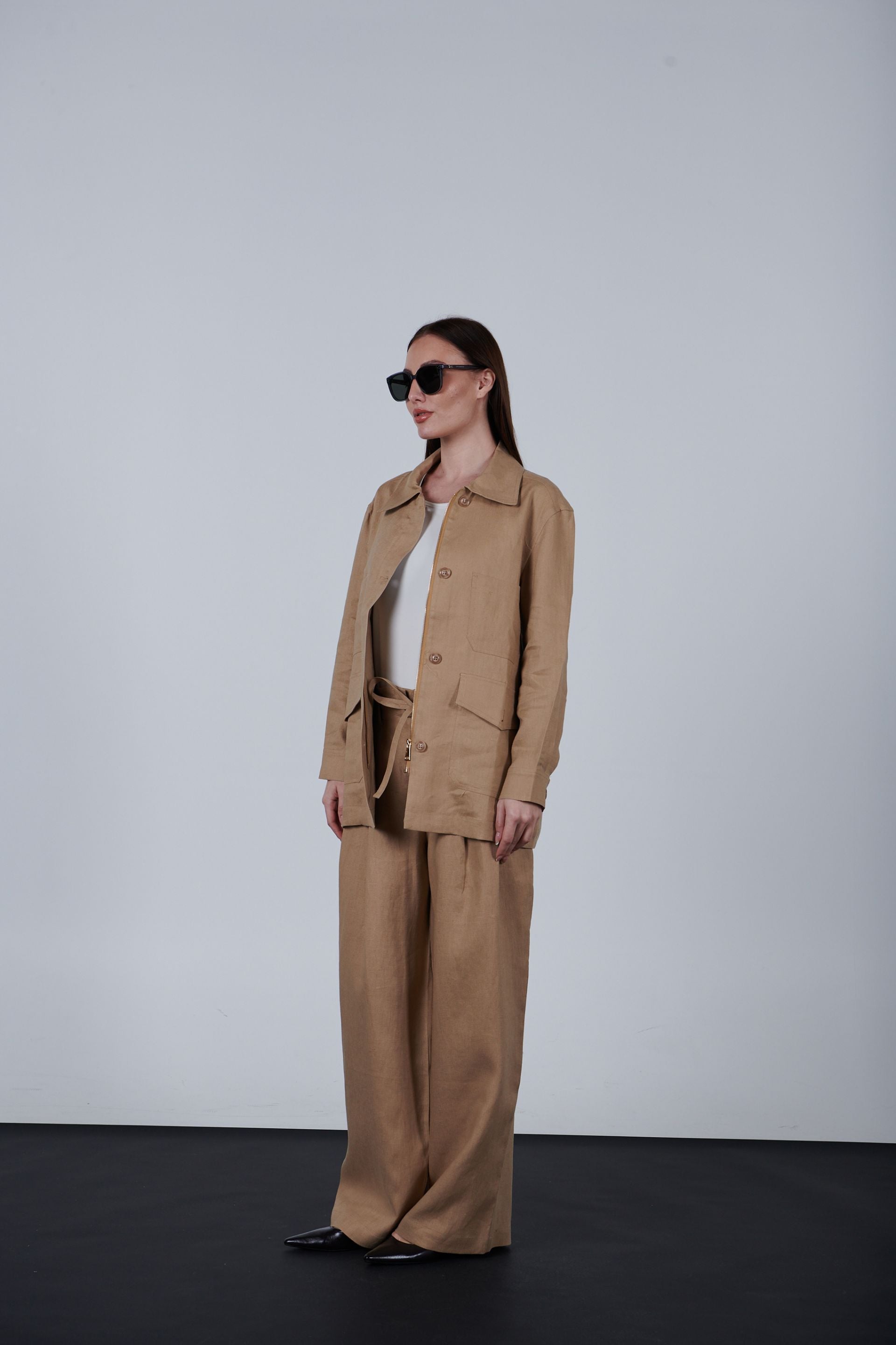 Linen pocketed jacket with a zipper